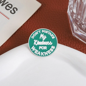 Spilla in smalto verde acqua con frase motivazionale: Don't Mistake My Kindness For Weakness