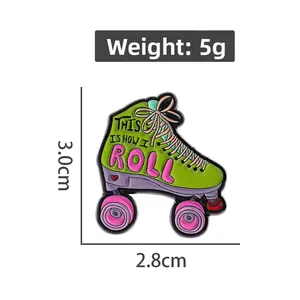 Detalle de pin esmaltado de patín con dimensiones de 3,0 cm por 2,8 cm y peso de 5 g