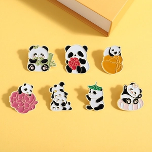 Detaillierte Ansicht von sieben Cartoon-Panda-Emaille-Pins in Posen auf gelbem Grund