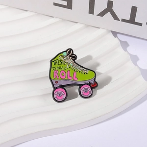 Pin de esmalte de patines verdes con eslogan decorativo sobre una base blanca moderna