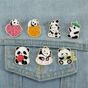 Panda-Emaille-Anstecker Set mit Bambus und Blumen auf blauer Jeans-Tasche