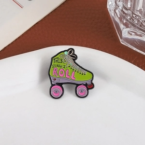 Detalle del pin de esmalte de patines verdes con el texto This Is How I Roll