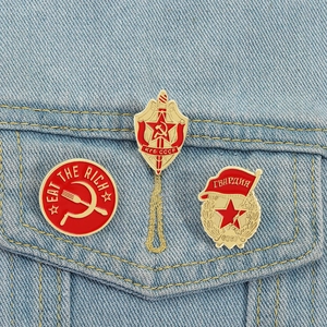 Dettaglio di distintivi smaltati sovietici CCCP e KGB su una giacca di jeans blu