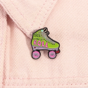 Primer plano de pin de patín verde con texto creativo sobre fondo de tela rosa suave