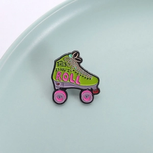 Pin de esmalte de patines vintage con letras rosas This Is How I Roll detalle