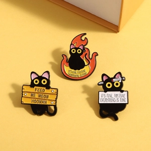 Lot de trois broches en émail chat noir créatif avec flammes et texte feed me meow