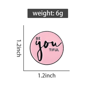 Détail montrant le diamètre de 1,2 pouce et le poids de 6g de l'épingle en émail rose