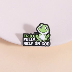 Broche en émail grenouille verte de dessin animé avec lettrage Fully Rely On God