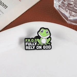 Insigne mignon de grenouille en émail vert avec texte Fully Rely On God sur plat blanc