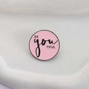 Broche ronde en émail rose avec lettrage motivant Be You Tiful et thème musical