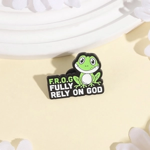 Broche en émail grenouille verte avec texte inspirant F.R.O.G Fully Rely On God sur fond