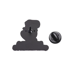 Dettaglio del retro in metallo nero opaco con chiusura in gomma per la spilla