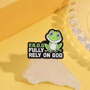 Broche grenouille en émail avec inscription F.R.O.G FULLY RELY ON GOD sur fond jaune vif