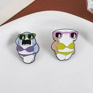 Broches en émail requin rigolo avec lunettes et bikini sur une assiette blanche
