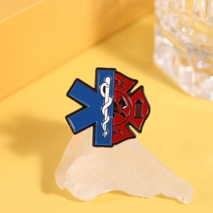 Vista dettagliata della spilla smaltata Star of Life e Fire Dept su cristalli