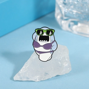 Détail d'un pin's requin rigolo avec bikini violet et lunettes sur cristal blanc
