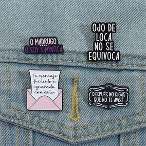 Set di spille in smalto con citazioni spagnole su giacca di jeans, distintivi colorati