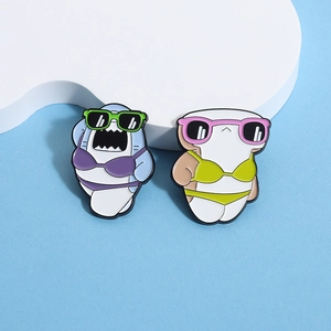 Ensemble de pin's requins rigolos avec créatures marines en bikini sur fond bleu clair