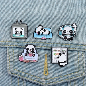 Détail de cinq broches panda en émail créatives épinglées sur des poches en denim bleu