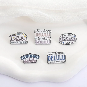 Lot de cinq pin's en émail thématiques Delulu aux couleurs pastel sur métal