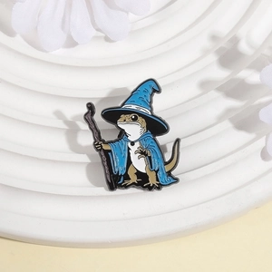 Spilla in smalto lucertola mago blu con cappello e bacchetta su supporto bianco