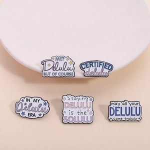 Lot de pin's en émail pastel avec citations delulu tendance pour accessoires de mode