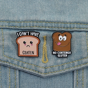 Gros plan de pins en émail de toast avec slogans sans gluten sur veste en jean