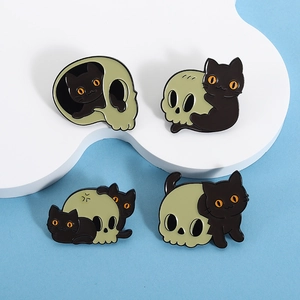 Lot de pins émaillés chat noir et crâne cartoon pour sacs et vêtements sur fond bleu