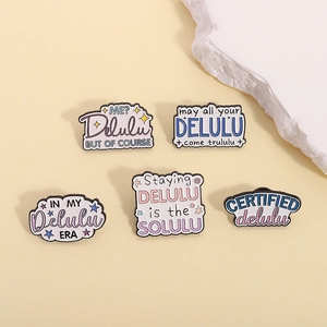 Épingle en Émail Trendy Slogan Delulu Alliage de Zinc Badge de Citation Mode Vêtement Sac à Dos Accessoire pour Hommes Femmes Bijoux