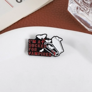 Pin de esmalte gótico con diseño de ataúd, murciélagos y texto temático de vampiros