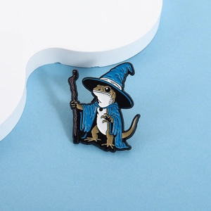 Spilla smaltata con lucertola mago con mantello blu e bastone su espositore mini