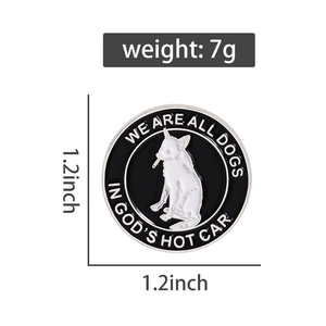 Vue détaillée de la broche ronde en émail chien avec diamètre de 1.2 pouce et poids 7g