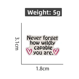 Vista dettagliata della spilla smaltata con dimensioni 3,1x1,8cm e peso di 5 grammi