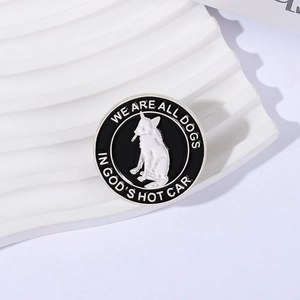 Insigne en émail minimaliste avec un chien blanc et le texte we are all dogs in god's hot car
