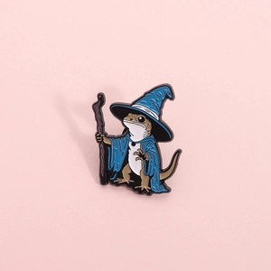 Simpatica Spilla Smaltata a Forma di Lucertola Mago in Lega Distintivo Animale Lucertola con Veste Blu e Bastone Magico Spilla Fantasy per Vestiti Borse Gioielli Regalo