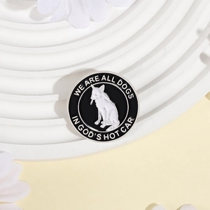 Pin's rond en émail avec chien blanc et citation 'WE ARE ALL DOGS IN GOD'S HOT CAR'