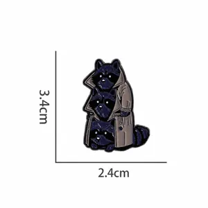 Detail mit Maßen und Gewicht der lustigen Waschbären im Trenchcoat-Emaille-Pin