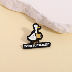 Broche canard mignon avec pain et texte Is This Gluten Free sur fond jaune minimaliste