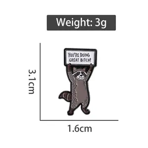Detailansicht der Waschbär-Emaille-Anstecknadel mit Maßen von 3,1 cm Höhe und 1,6 cm Breite