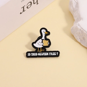 Pin's en émail canard blanc avec pain et citation 'Is this gluten free?' sur fond chaud