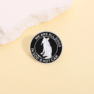 Pin's en émail chien rigolo avec citation We Are All Dogs In God's Hot Car sur jaune