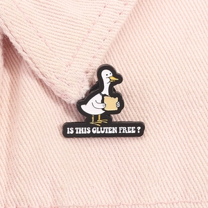 Gros plan d'un pin's canard rigolo avec texte sur tissu en denim rose pour décoration de vêtements