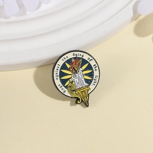 Broche en émail ronde avec bougie allumée et citation Rage against the dying of the light