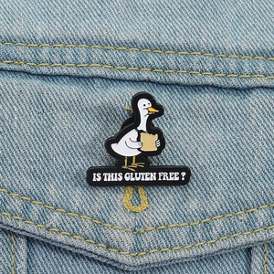 Détail de la broche canard en émail avec texte Is This Gluten Free sur veste en jean