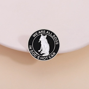 Vue détaillée du pin's émaillé rond avec silhouette de chien et citation humoristique