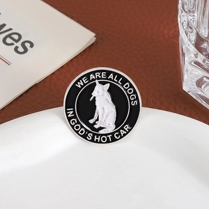Détail de l'épingle en émail ronde avec motif de chien blanc et citation humoristique