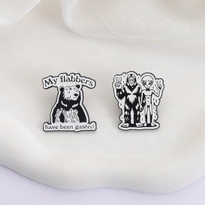 Lot de pins en émail amusants avec ours noir, Bigfoot et alien en noir et blanc