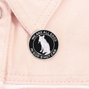Gros plan d'un pin's en émail pour chien avec citations sur tissu en denim rose