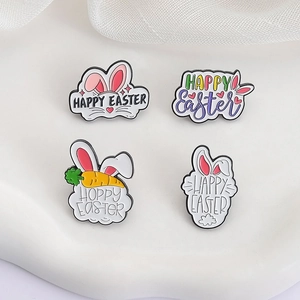 Details von vier bunten Oster-Emaille-Pins mit Hasenohren und Happy Easter Text