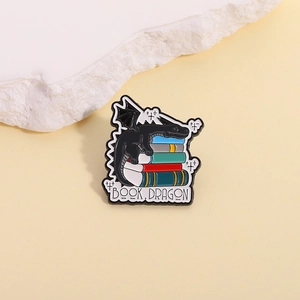 Broche émaillée créative Book Dragon avec un dragon noir sur des livres colorés